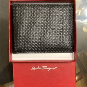 NWT Salvatore Ferragamo Gancini Wallet
